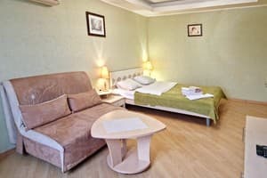 Квартира Home Hotel ул. Евгения Сверстюка 8