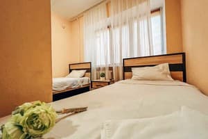 Возле метро Вокзальная на ул. Богдановская 4